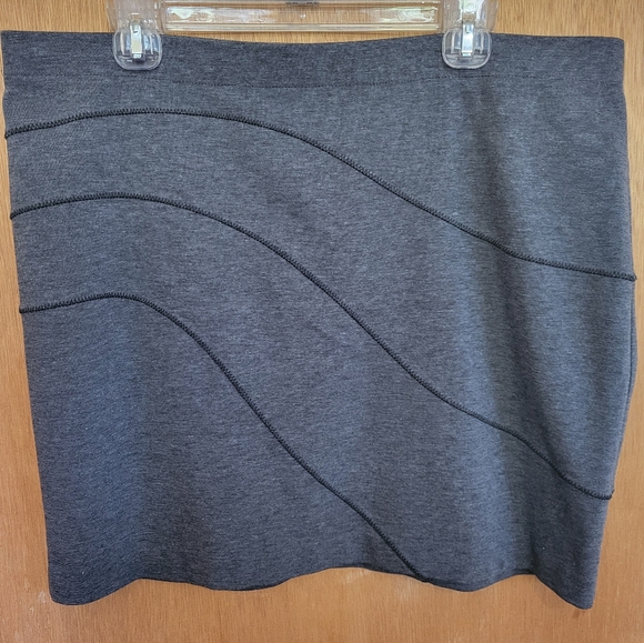 Simply Vera Vera Wang charcoal skirt. EUC! Ptp 19" Lgth 18.5" Extra Large - Picture 14 of 15